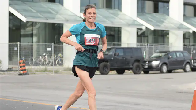 70-Year-Old Runner Aims for World Record at Toronto Waterfront Marathon — image accompanying Canadian Running's report