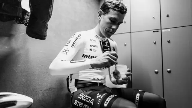 Bicarbonate Gels Aid Cyclists in Long Rides — image accompanying Marathon Handbook's report