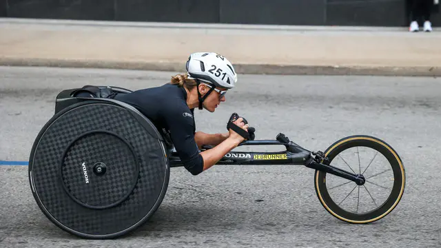 Catherine Debrunner sets new wheelchair marathon world record at Chicago Marathon — image accompanying Canadian Running's report
