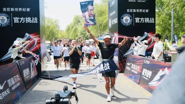 Chinese Runner Sets New Guinness World Record for Daily Marathons — image accompanying Marathon Handbook's report