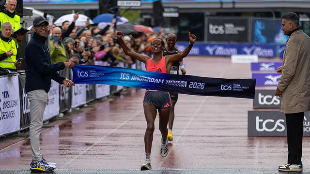Diriba sets new course record in Amsterdam Marathon — image accompanying Athletics Weekly's report