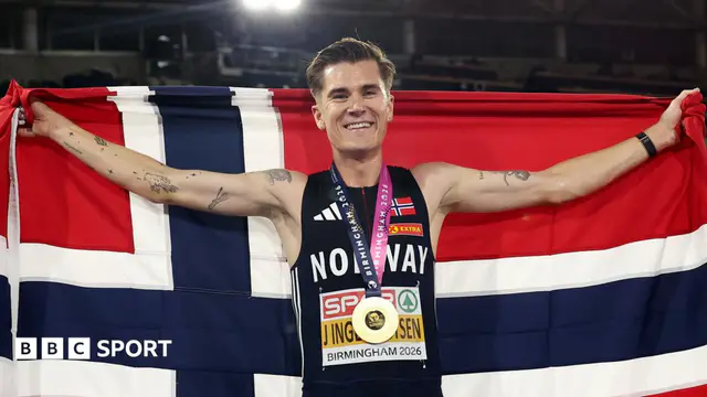 Jakob Ingebrigtsen celebrates with the Norway flag