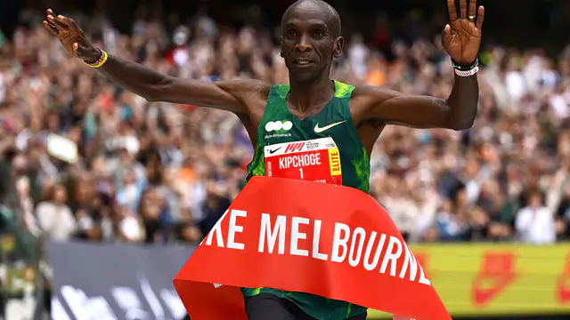 Kipchoge sets new Melbourne Marathon course record at 41 — image accompanying Athletics Weekly's report