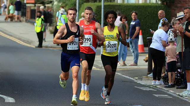 Marc Scott Wins Darlington 10km in Photo Finish — image accompanying Athletics Weekly's report