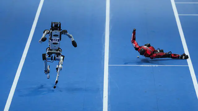 Robot Lightning beats Usain Bolt's 100m record at Beijing games — image accompanying Athletics Weekly's report