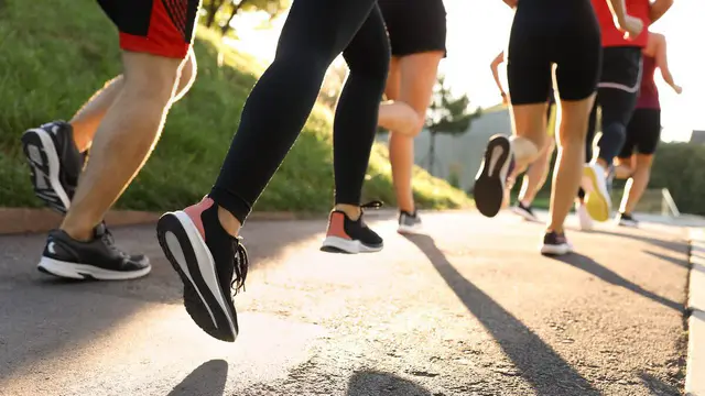 Solo runs vs. run clubs: Best practices for runners — image accompanying Canadian Running's report